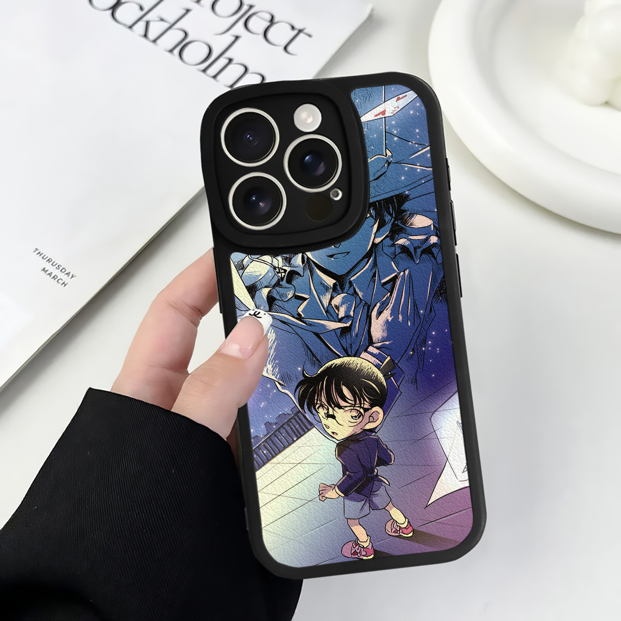 （画像用） 名探偵コナン Detective Conan 【iPhone 16シリーズ対応】シリコンスマホケース（レザー調） 材質：シリコン